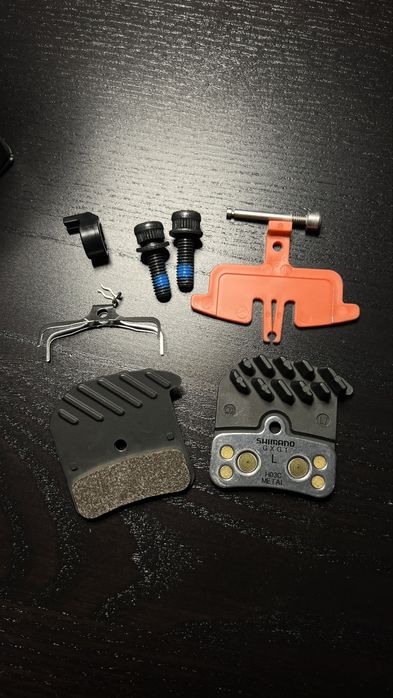 SHIMANO BR-M820 Etrier de frână Saint hidraulic Post Mount+plăcuțe H03C