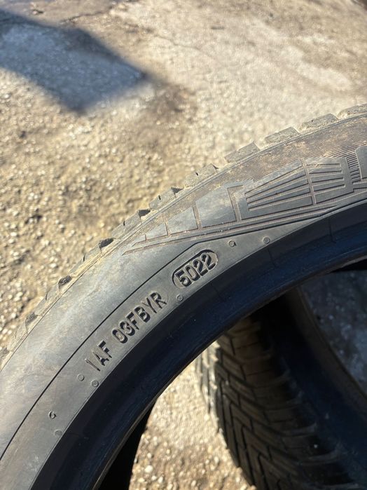 Всесезонни гуми CONTINENTAL 235/40/19 цената е за двете!