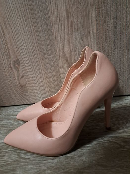 Дамски обувки на висок ток
