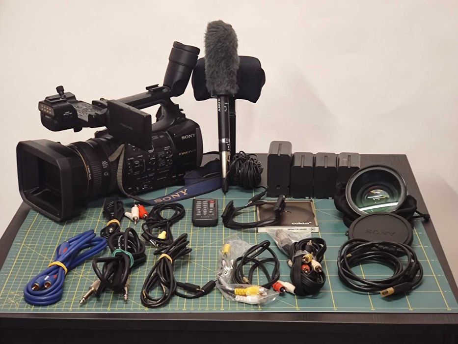 Видео камера Sony HXR-NX3 голям комплект.