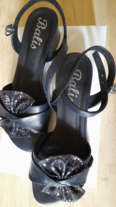 Продавам елегантни дамски сандали