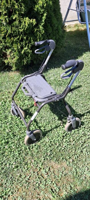 Проходилка/ролатор за възрастни