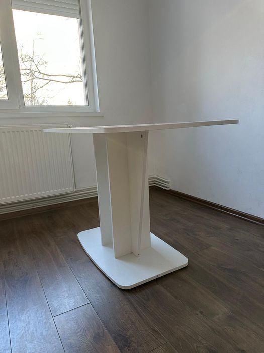 Masă modernă albă cu picior central – stare foarte bună