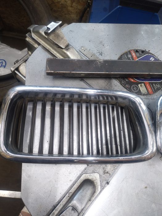 Продам решетки капота BMW E38 в оригинале