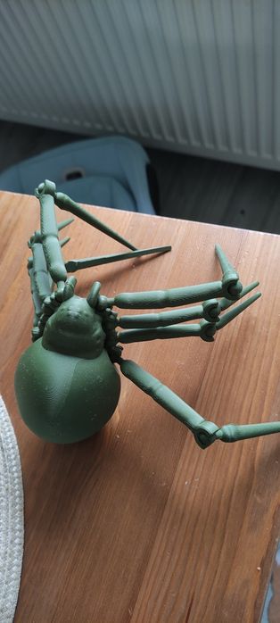 Гигантски паяк от пластмаса