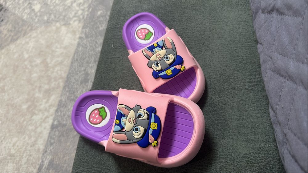 Срочно продам детские шлепки сланцы