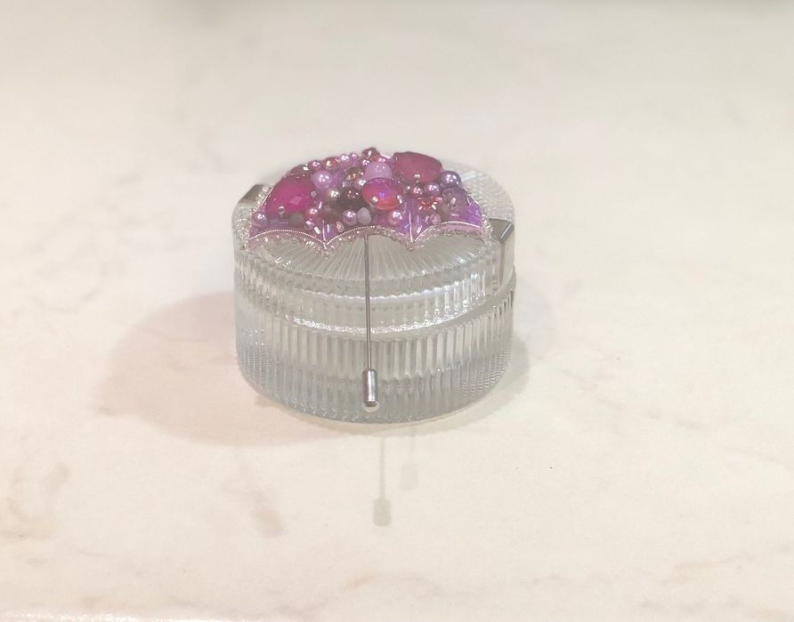 Цветни брошки от камъни и мъниста