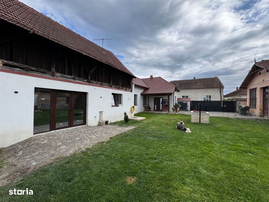 Proprietate independentă energetic format din 2 case si anexe