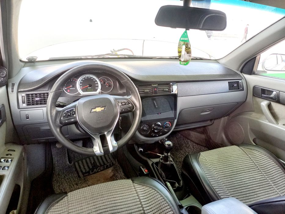 Шевралет ласетти сотилади