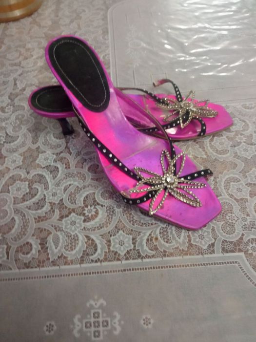Розовые шлепанцы с бисером