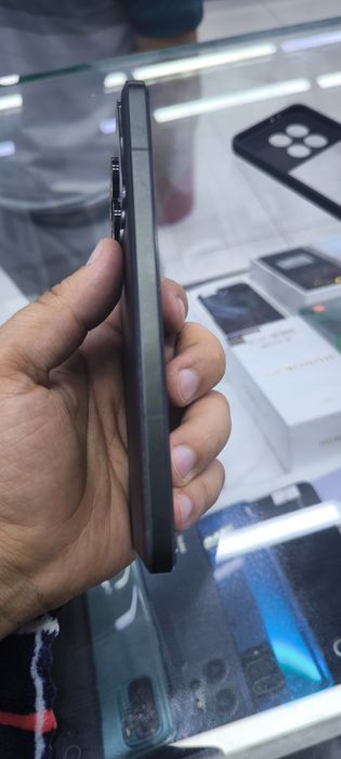 poco F6 pro 12/512 qora