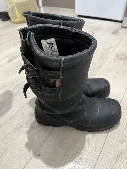 Продается спец ботинки