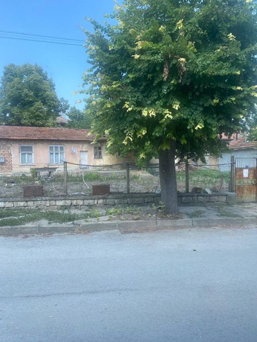 Продава се къща с двор