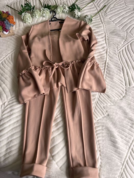 Дамски костюм в бежово