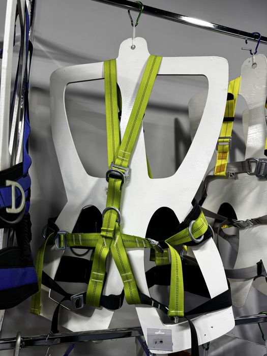 Страховочные системы, привязи для альпинизма, строителей