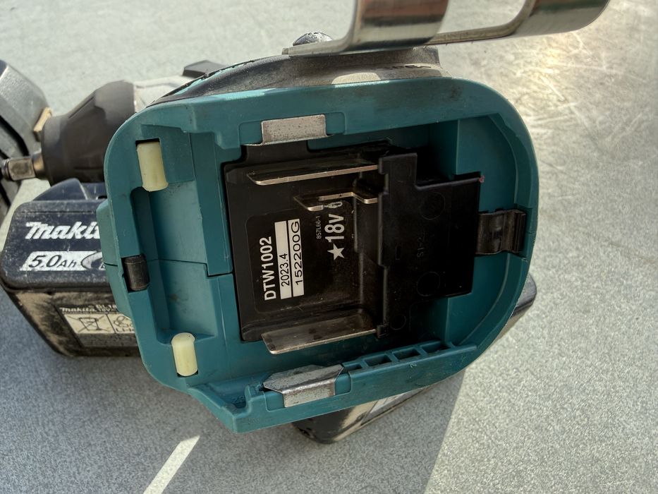 Pistol roti Makita 1/2 DTW1002 5Ah 18v  1000Nm