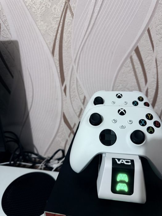 Продам Xbox Series S + два геймпада и зарядку