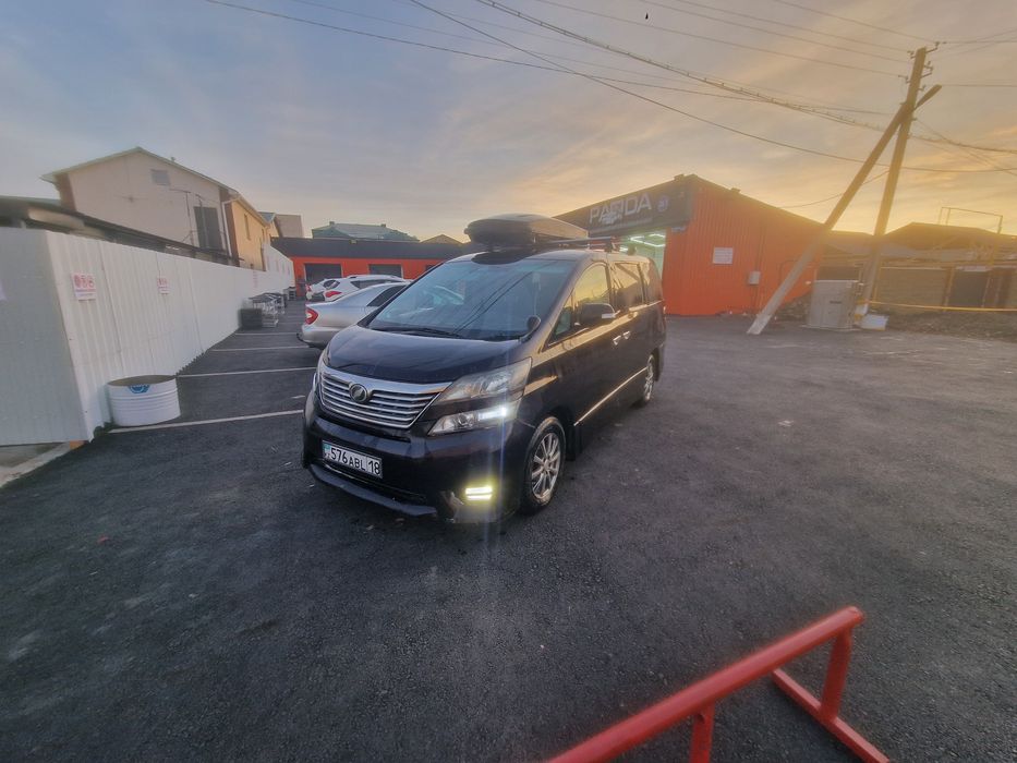 Toyoto vellfire.