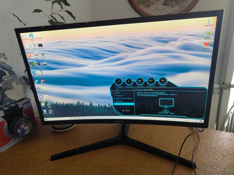 Монитор Samsung Odyssey 24", извит, Full HD, 144 Hz