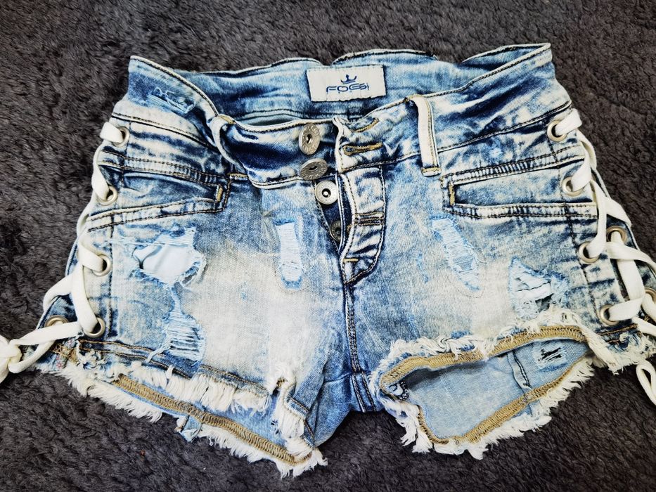 Vand pantaloni scurți