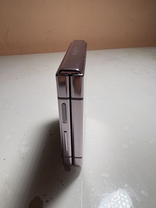 Продавам Z flip 5