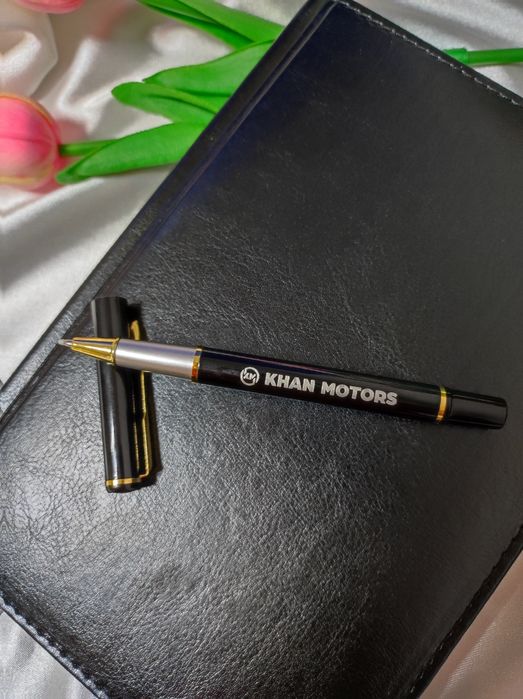 Подарки.   Именной блокнот, термос.