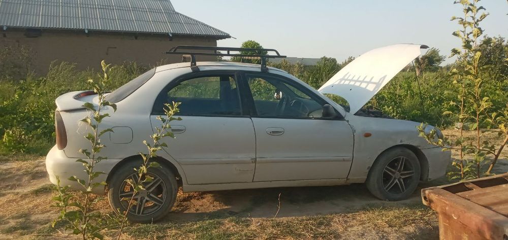 Daewoo Lanos yili 2001