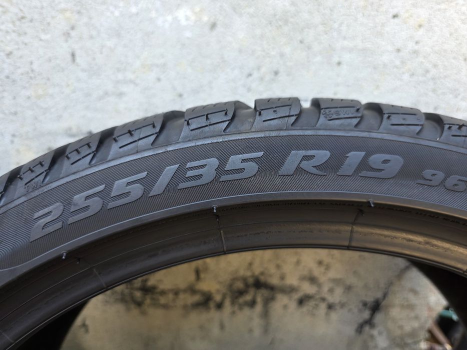 Vand două anvelope de iarna pirelli  255 35 19 dot 2623