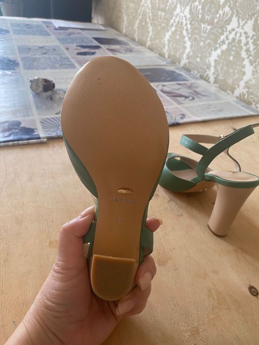 Продам туфли новые