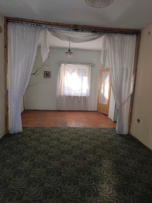 Продавам просторна къща с голям двор - гр. Димово