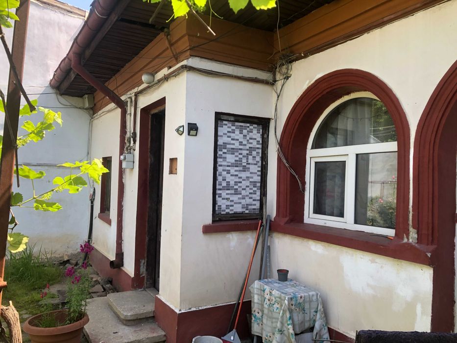 Proiect casă pe pământ – necesită renovare totală, curte 85 mp, garaj+anexa