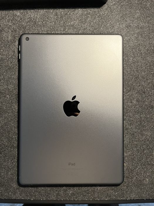 iPad 9 (64GB)  Tastatură iluminată + Pen + 3 Huse