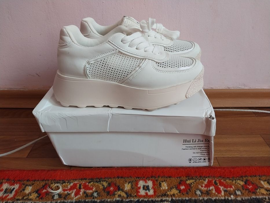 Женские кроссовки