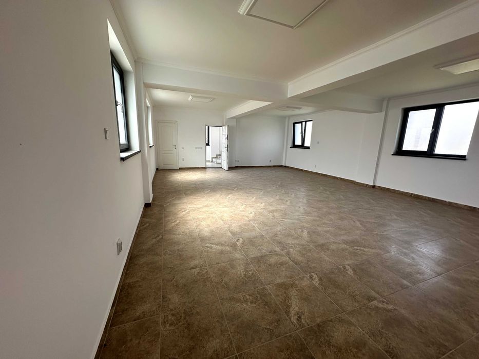 Clădire nouă de închiriat P+E+M – ideal clinică / stomatologie / birouri – parcare + curte