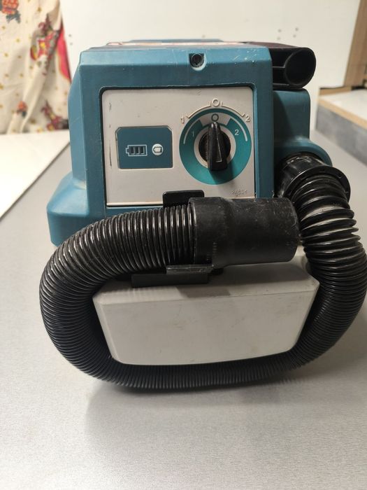 Акумулаторна прахосмукачка Makita DVC750L 18v