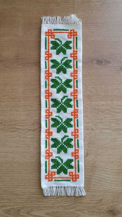 Semne de carte brodate manual