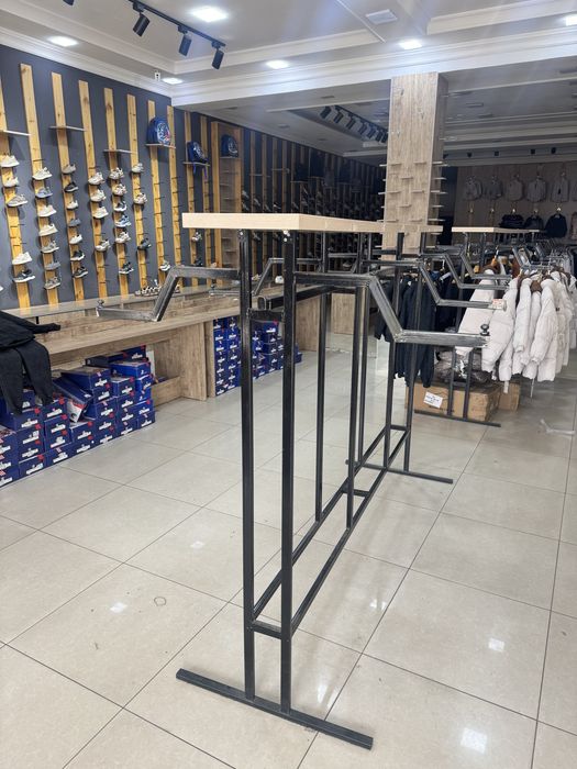 Kiyim vitrina temirdan 2 tomolama