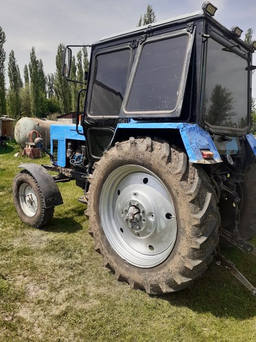 Трактор мтз 80 с плугом