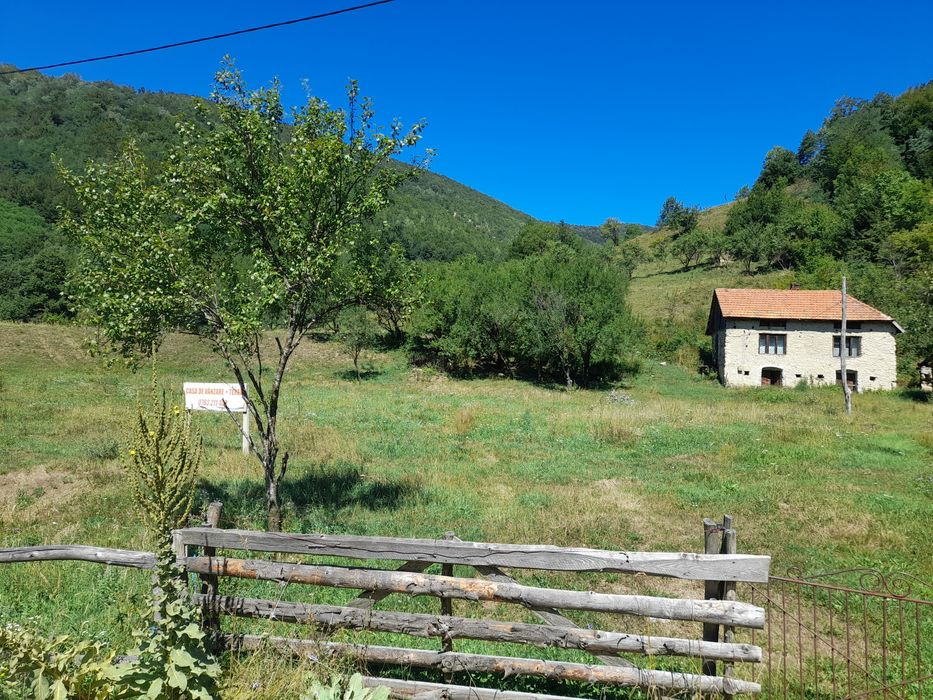 Casa de vanzare la munte in comuna Cornereva + teren 25000 m2