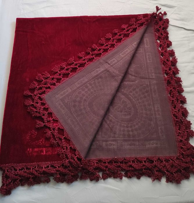 Тежка кадифена покривка за маса с фестони