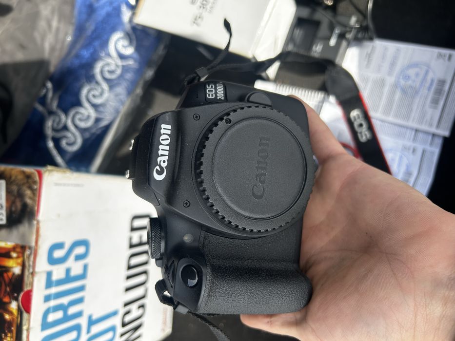 Фотоапарат Canon EOS 2000D