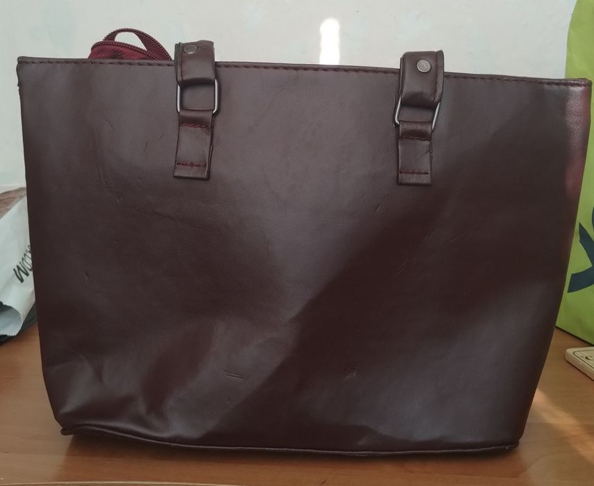 Дамска чанта с къси дръжки