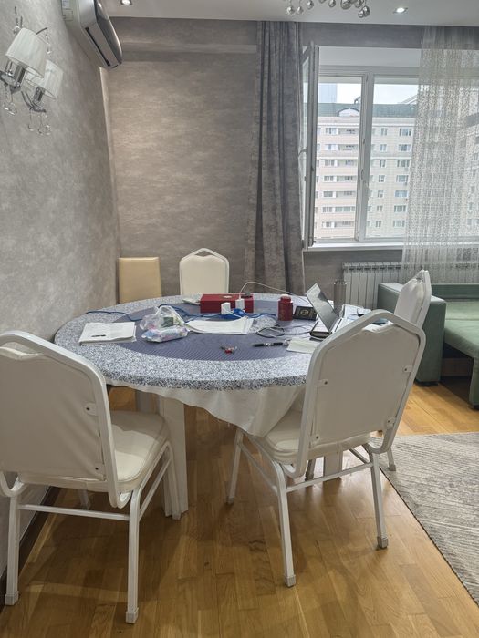 Продам круглый стол со стульями