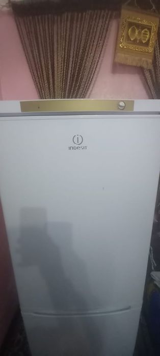 Продам холодильник indesit