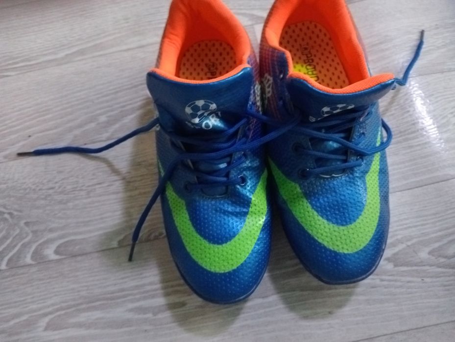Кеды футбольные.