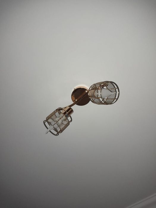 Продам двухрожковую люстру