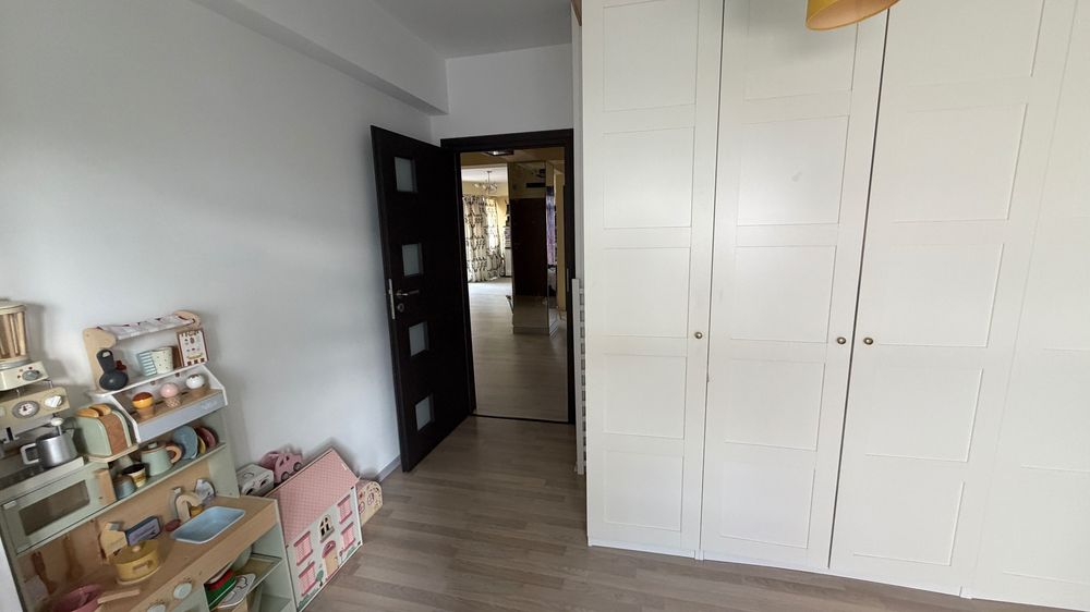Apartament decomandat cu 3 camere si 2 bai, un loc de parcare inclus, situat în zona Compozitori