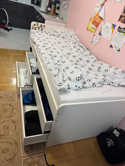 Продавам легло с чекмеджета