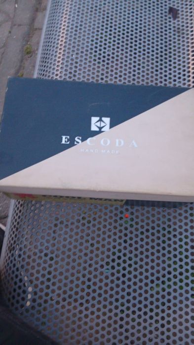 Vând o pereche de pantofi escoda