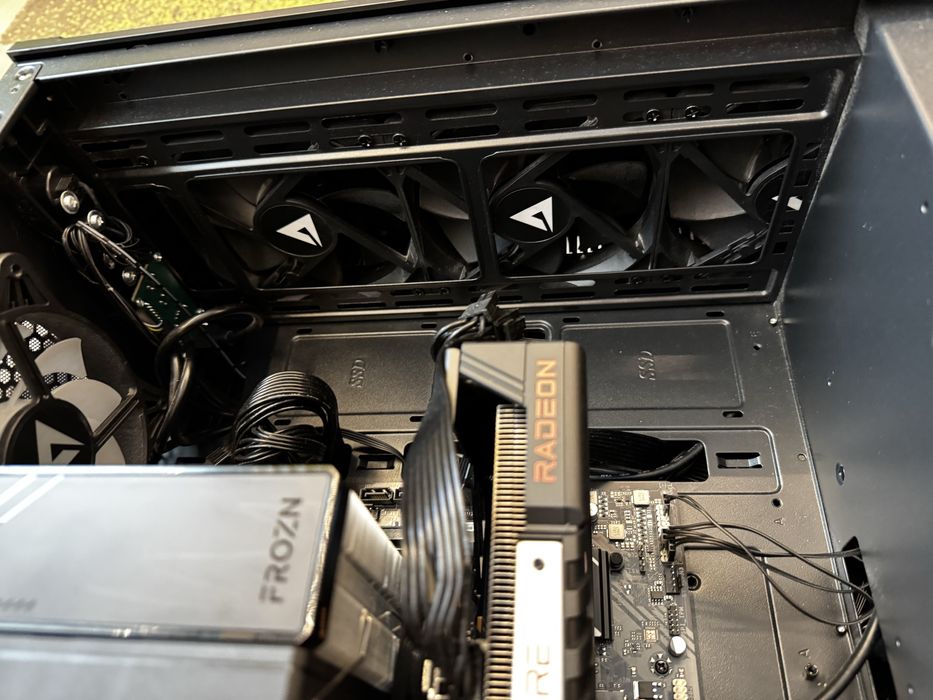Vând Desktop Gaming i7 14700F + RX 9060 XT 16GB + Monitor